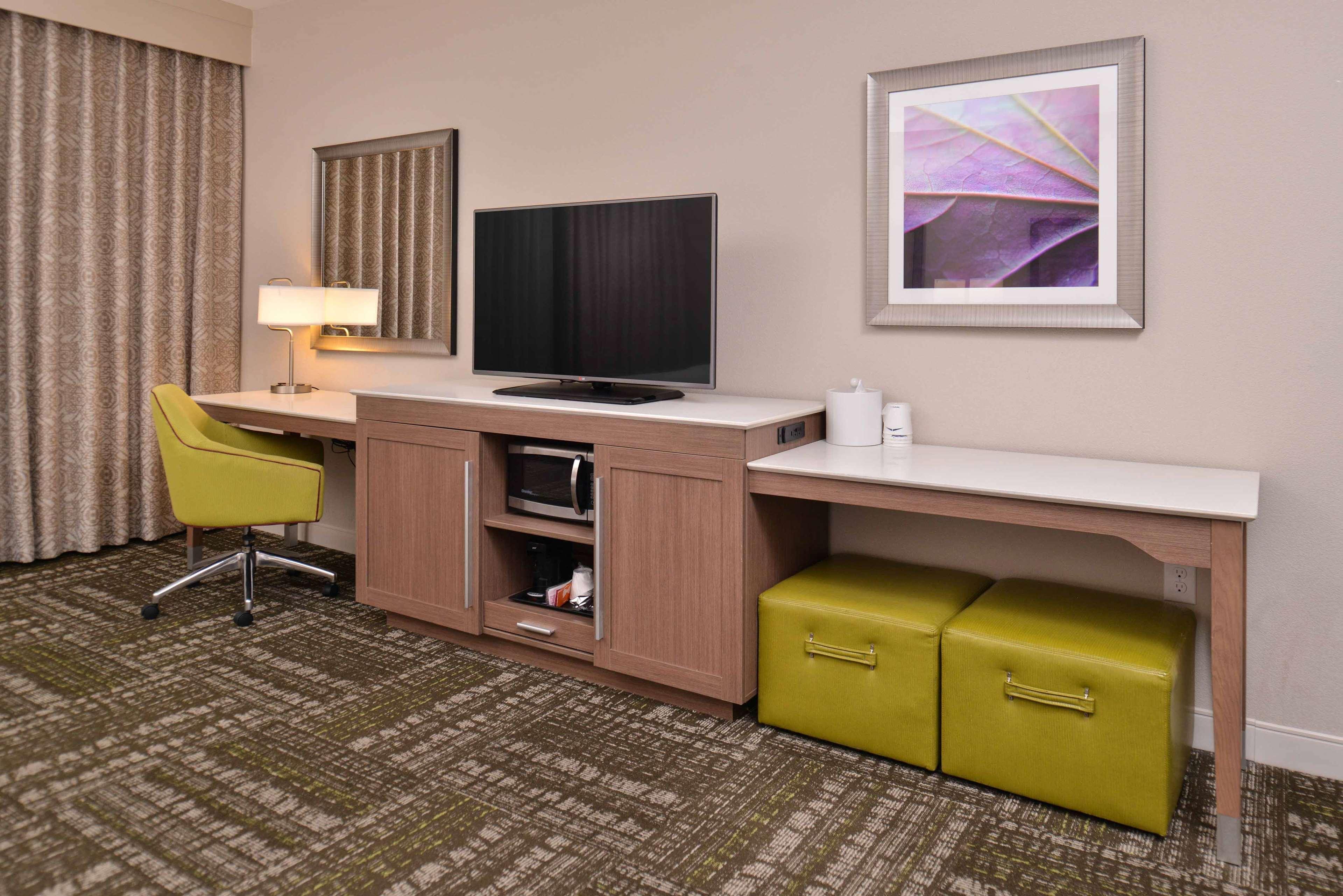 Hampton Inn & Suites Dallas Market Center Exterior photo
